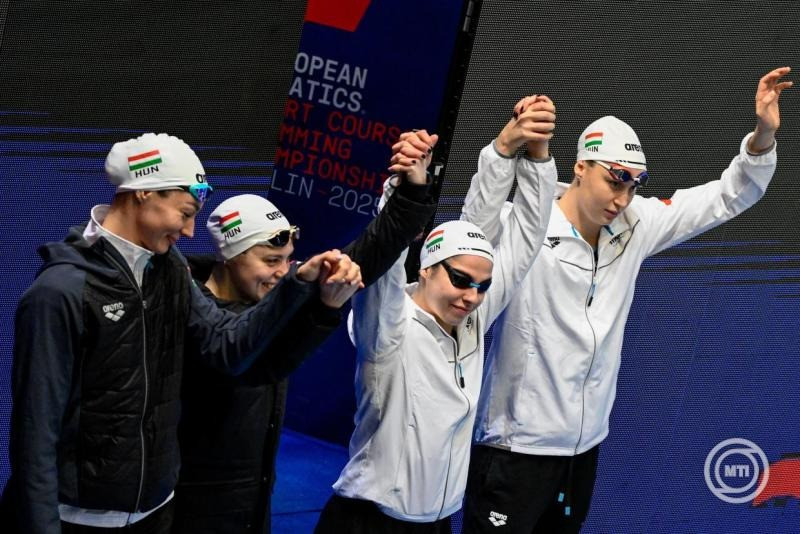 Komoróczy Lora, Fángli Henrietta, Ugrai Panna és Senánszky Petra (b-j) a női 4x50 méteres vegyesváltó döntőjében a rövidpályás úszó Európa-bajnokságon a lengyelországi Lublinban 2025. december 7-én. A magyar csapat a hatodik helyen végzett. MTI/Bodnár Boglárka