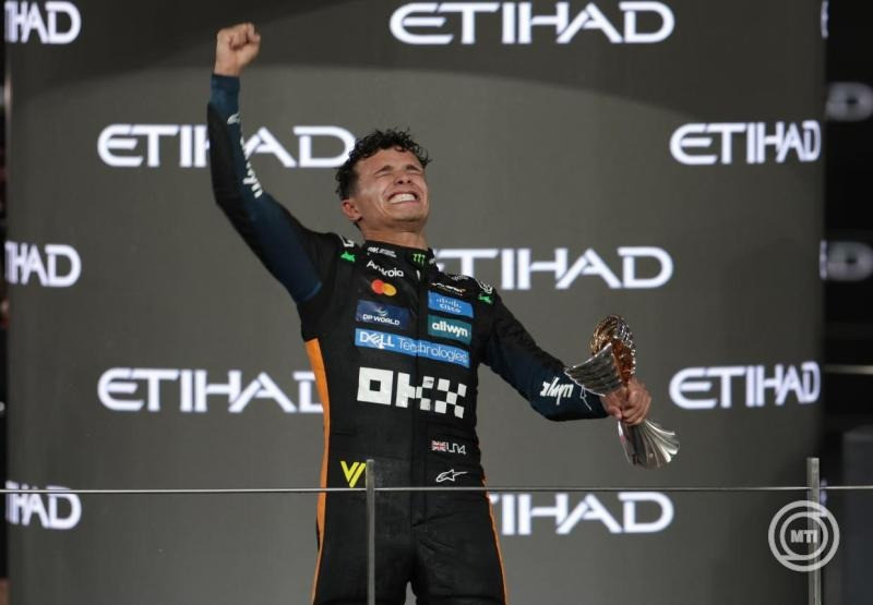  Lando Norris, a McLaren brit versenyzője a pódiumon, miután harmadikként ért célba a Forma-1-es autós gyorsasági világbajnokság Abu-dzabi Nagydíján és ezzel megnyerte a világbajnokságot az abu-dzabi Yas Marina versenypályán 2025. december 7-én. MTI/EPA/Ali Haider
