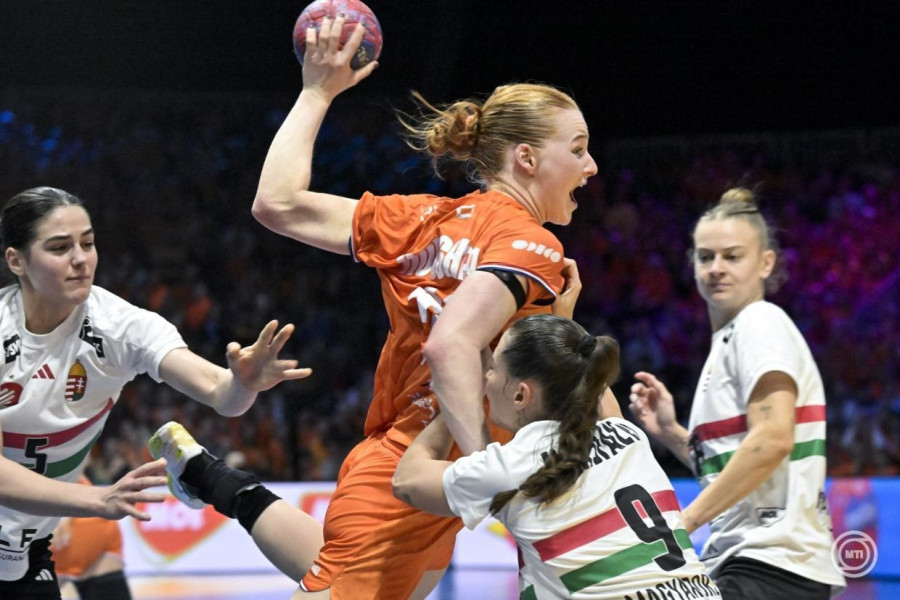 Csíkos Luca (b) és Hársfalvi Júlia (j2), valamint a holland Dione Housheer (k) a német-holland közös rendezésű női kézilabda-világbajnokság negyeddöntőjében játszott Hollandia - Magyarország mérkőzésen a rotterdami Ahoy Arénában 2025. december 10-én. A magyar válogatott nem jutott elődöntőbe és hetedikként zárta a világbajnokságot, miután 28-23-ra kikapott a holland csapattól. MTI/Szigetváry Zsolt