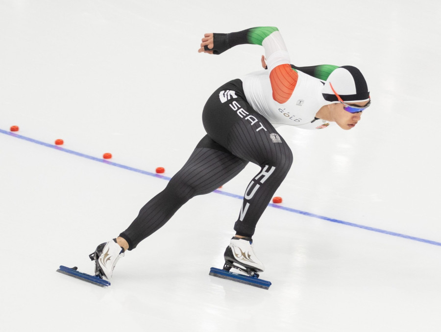 Kim Minszok a férfiak 1000 méteres versenyében a gyorskorcsolyázók világkupa-sorozatának pekingi állomásán 2024. november 30-án. A 2024 júliusában honosított 25 éves gyorskorcsolyázót szülõhazájában másfél évre eltiltották ittas vezetés miatt, a válogatottból pedig három évre kizárták. Kim Minszok a 17. helyen végzett. MTI/EPA/Jessica Lee