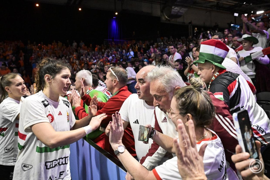 Tóvizi Petra köszönti a szurkolókat a német-holland közös rendezésű női kézilabda-világbajnokság negyeddöntőjében játszott Hollandia - Magyarország mérkőzésen a rotterdami Ahoy Arénában 2025. december 10-én. A magyar válogatott nem jutott elődöntőbe és hetedikként zárta a világbajnokságot, miután 28-23-ra kikapott a holland csapattól. MTI/Szigetváry Zsolt