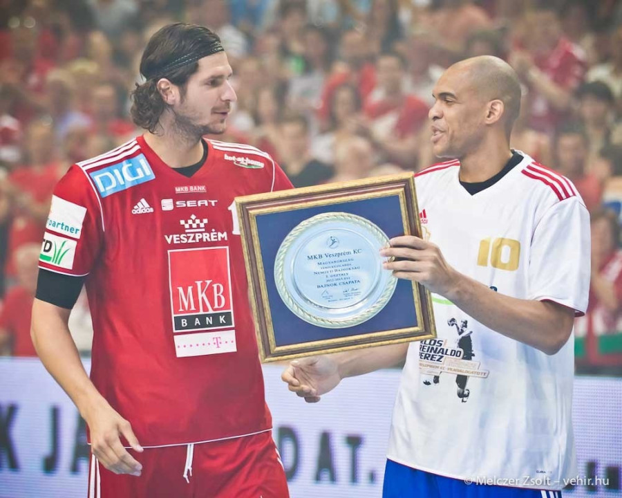 Nagy László és a búcsúzó Carlos Pérez 2013. június 9-én a Veszprém Arénában rendezett gálamérkőzésen