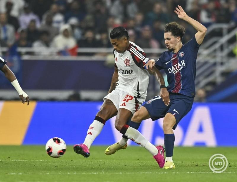 Vitinha, a francia Paris Saint-Germain (j) és Bruno Henrique, a brazil Flamengo játékosa a labdarúgó Interkontinentális Kupa Paris Saint-Germain-Flamengo mérkőzésén a katari ar-Rajján Ahmad Bin Ali Stadionjában 2025. december 17-én. MTI/EPA/Nusad Szekkajil labdarúgás nemzetközi labdarúgás IFFHS