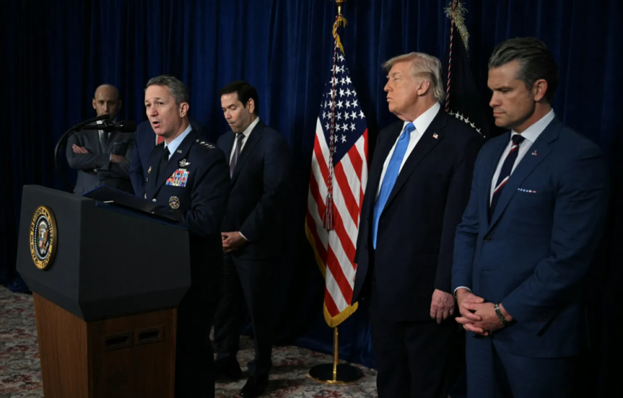 Donald Trump amerikai elnök figyeli, ahogy Dan Caine tábornok a vezérkari főnökök egyesített bizottságának elnöke a sajtóval beszél az amerikai katonai akciót követően (Jim Watson/AFP Getty Images)