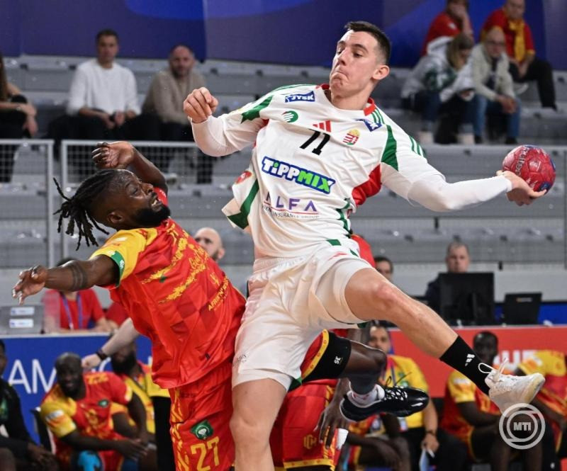 Ónodi-Jánoskúti Máté (j) és a guineai Victor Vendependga Sawadogo (b) a férfi kézilabda-világbajnokság D csoportjának második fordulójában játszott Guinea - Magyarország mérkőzésen Varasdon, a Varazdin Arenában 2025. január 17-én. MTI/Illyés Tibor