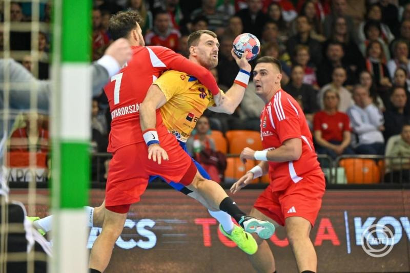 Bóka Bendegúz (b) és Bodó Richárd (j), a magyar valamint Stefan Cumpanici, a román válogatott játékosa a Magyarország - Románia felkészülési férfi kézilabda-mérkőzésen a győri Audi Arénában 2026. január 9-én. MTI/Krizsán Csaba