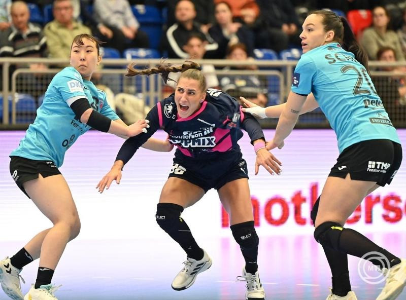 Mosonmagyaróvár, 2026. január 11. Natsuki Aizawa (b) és Jana Leonie Scheib (j), a német Thüringer játékosai között Tóth Gabriella a női kézilabda Európa-liga A csoportjának első fordulójában játszott Motherson Mosonmagyaróvári KC - Thüringer HC mérkőzésen a mosonmagyaróvári UFM Arénában 2026. január 11-én. MTI/Krizsán Csaba 
