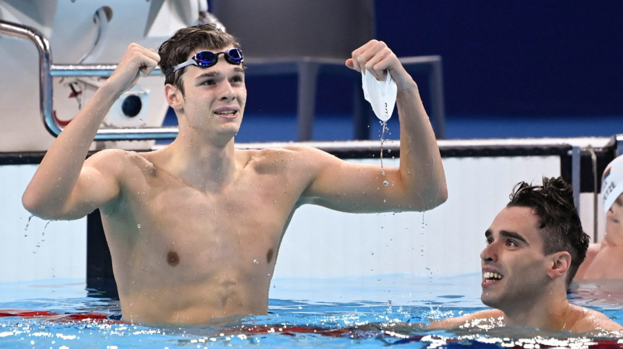 Kós Hubert (b), mellette az ezüstérmes görög Aposztolosz Hrisztu a férfi 200 méteres hátúszás döntõje után a 2024-es párizsi nyári olimpián a Párizs melletti Nanterre-ben lévõ Paris La Défense Arénában 2024. augusztus 1-jén.MTI/Kovács Tamás Kós Hubert 