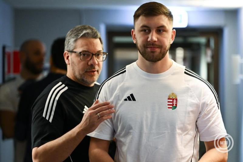 Chema Rodríguez, a magyar válogatott szövetségi kapitánya (b) és Ilic Zoran játékos a csapat szállásán a svédországi Kristianstadban, a dán-norvég-svéd közös rendezésű férfi kézilabda-Európa-bajnokság kezdete előtti napon, 2026. január 15-én. A nemzeti csapat a lengyel válogatott ellen játszik a csoportkörben január 16-án este. MTI/Hegedüs Róbert