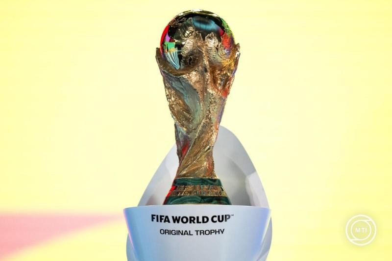 A vb trófeája a 2026-os labdarúgó-világbajnokság pótselejtezőinek sorsolásán Zürichben 2025. november 20-án. MTI/EPA/Keystone/Claudio Thoma