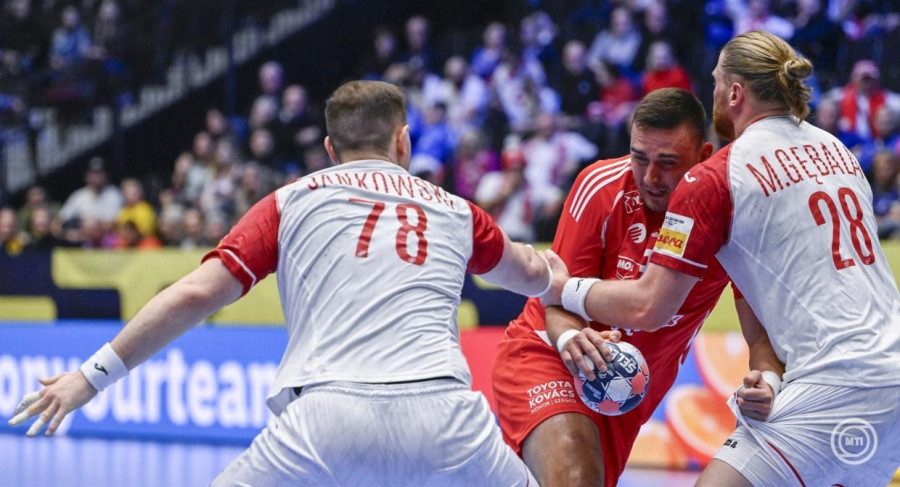 Bodó Richárd (k), valamint a lengyel Wiktor Jankowski (b) és Maciej Gebala (j) a dán-norvég-svéd közös rendezésű férfi kézilabda-Európa-bajnokság F csoportjának első fordulójában játszott Magyarország - Lengyelország mérkőzésen a svédországi Kristianstad Arénában 2026. január 16-án. MTI/Hegedüs Róbert