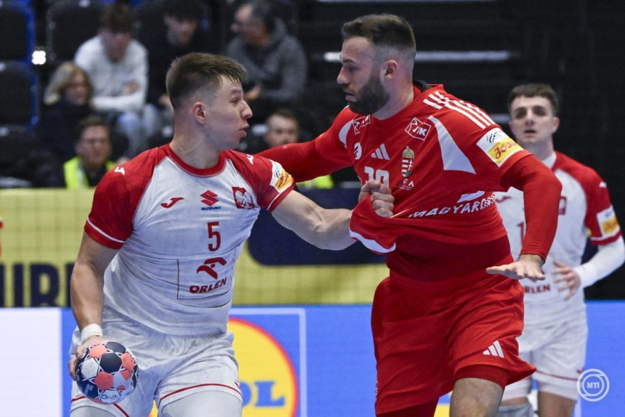 Szita Zoltán (b) és a lengyel Michal Olejniczak a dán-norvég-svéd közös rendezésű férfi kézilabda-Európa-bajnokság F csoportjának első fordulójában játszott Magyarország - Lengyelország mérkőzésen a svédországi Kristianstad Arénában 2026. január 16-án. Magyarország-Lengyelország 29-21. MTI/Hegedüs Róbert