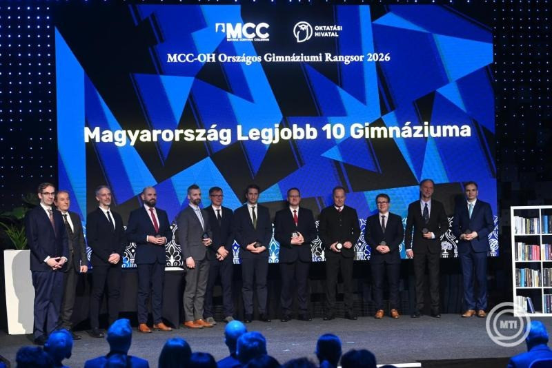 Szalai Zoltán, a Mathias Corvinus Collegium (MCC) főigazgatója (b), mellette Brassói Sándor, az Oktatási Hivatal (OH) elnöke (b2) és Magyarország 10 legjobb gimnáziumának képviselői az országos gimnáziumi rangsor díjátadó gálán, az MCC és az OH közös rendezvényén a Várkert Bazárban 2026. január 15-én. MTI/Soós Lajos