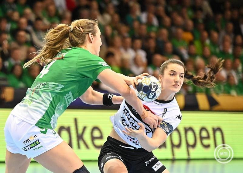 Szabó Nina (j), a DVSC Schaeffler játékosa a női kézilabda Bajnokok Ligája A csoportjának 10. fordulójában játszott Győri Audi ETO KC-DVSC Schaeffler mérkőzésen a győri Audi Arénában 2026. január 17-én. Győri Audi ETO KC-DVSC Schaeffler 30-31. MTI/Krizsán Csaba