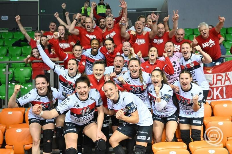 A győztes DVSC Schaeffler játékosai a női kézilabda Bajnokok Ligája A csoportjának 10. fordulójában játszott Győri Audi ETO KC-DVSC Schaeffler mérkőzés után a győri Audi Arénában 2026. január 17-én. A mérkőzést a DVSC 31-30-ra nyerte. MTI/Krizsán Csaba