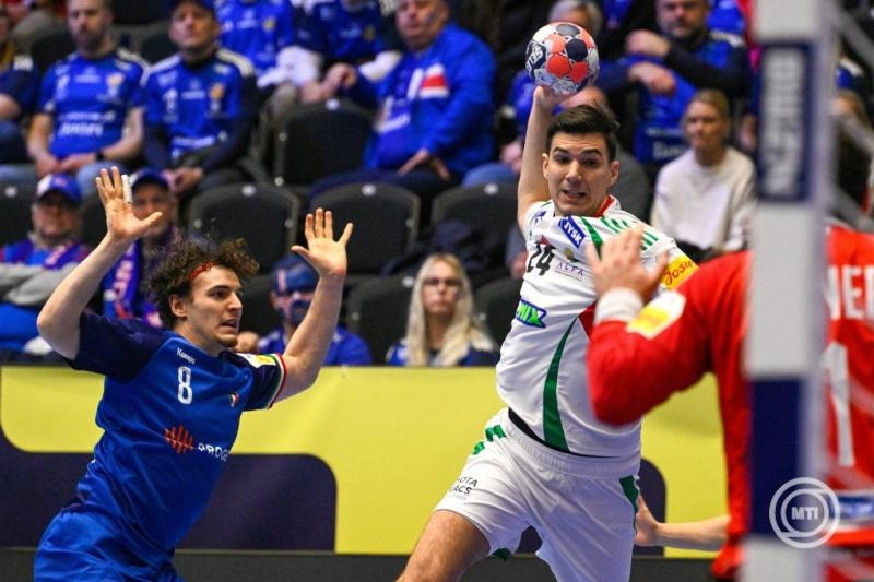 Fazekas Gergő (j) és az olasz Giacomo Savini a dán-norvég-svéd közös rendezésű férfi kézilabda-Európa-bajnokság F csoportjának második fordulójában játszott Magyarország - Olaszország mérkőzésen a svédországi Kristianstad Arénában 2026. január 18-án. MTI/Hegedüs Róbert