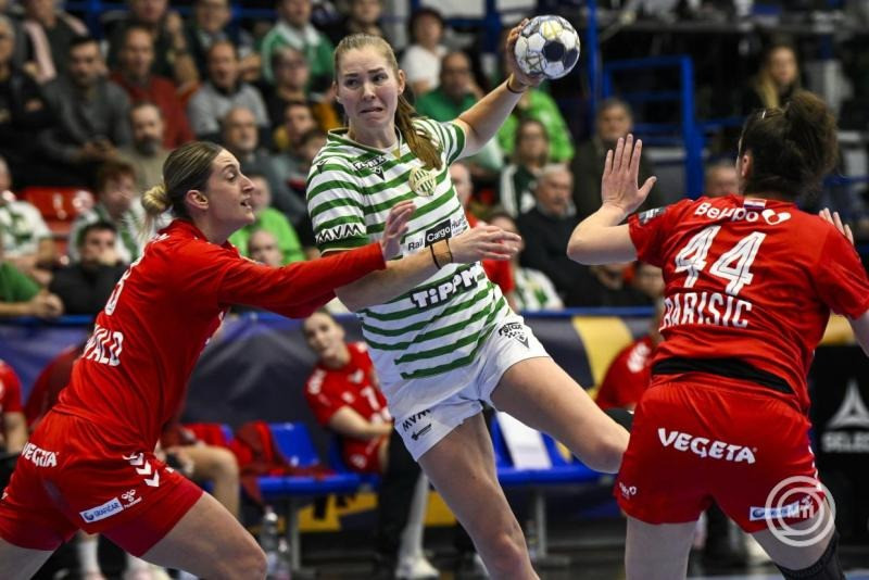 Mette Tranborg, az FTC (k), valamint Sara Senvald (b) és Tina Barisic, a Podravka Koprivnica játékosai a női kézilabda Bajnokok Ligája B csoportjának 10. fordulójában játszott FTC-Rail Cargo Hungaria - Podravka Koprivnica mérkőzésen az Érd Arénában 2026. január 18-án. MTI/Purger Tamás