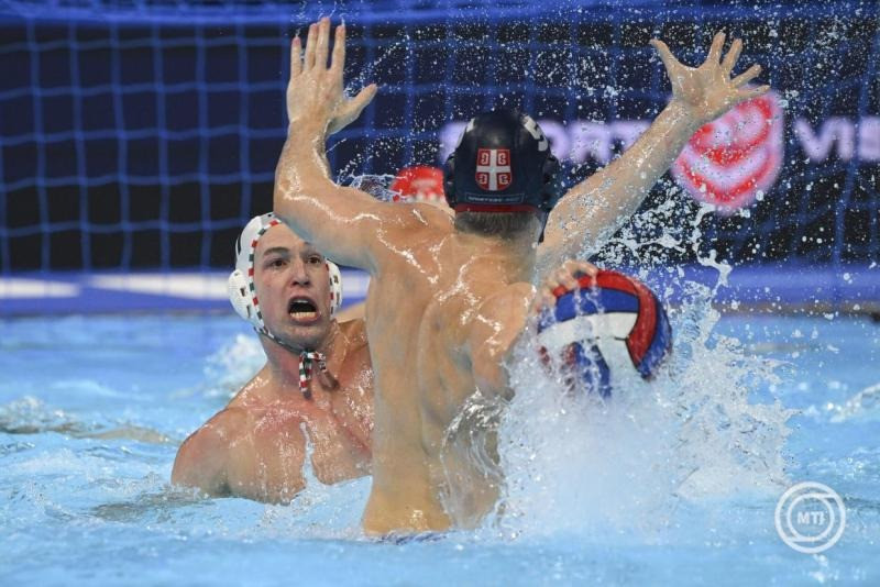 Jansik Szilárd (b) és a szerb Milos Cuk a belgrádi férfi vízilabda Európa-bajnokság középdöntőjének E csoportjában játszott Magyarország - Szerbia mérkőzésen a Belgrade Arenában 2026. január 18-án. MTI/Czeglédi Zsolt