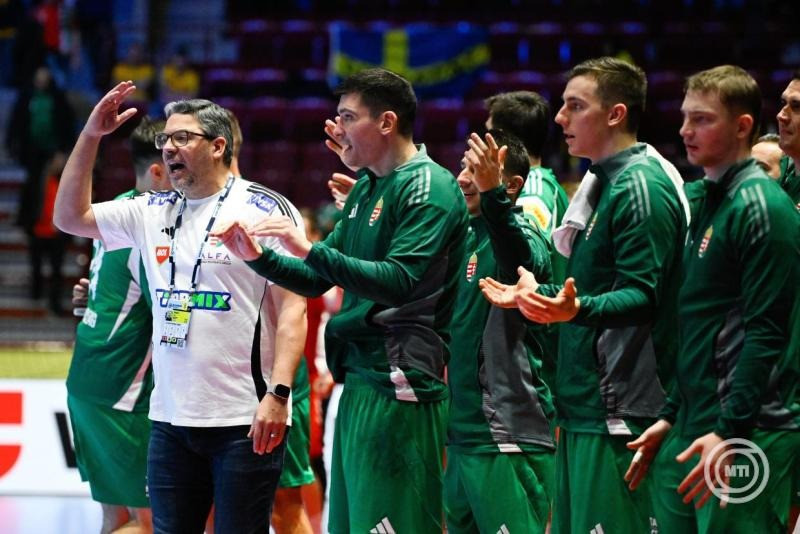 Chema Rodríguez (b), a magyar válogatott szövetségi kapitánya a dán-norvég-svéd közös rendezésű férfi kézilabda-Európa-bajnokság középdöntőjének második csoportjának első fordulójában játszott Svájc - Magyarország mérkőzésen a svédországi Malmö Arénában 2026. január 23-án. MTI/Hegedüs Róbert