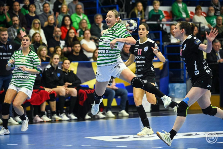 Simon Petra, az FTC (k) és Nina Zulic, a Krim Mercator Ljubljana játékosa (j) a női kézilabda Bajnokok Ligája B csoportjának 11. fordulójában játszott FTC-Rail Cargo Hungaria - Krim Mercator Ljubljana mérkőzésen az Érd Arénában 2026. január 24-én. MTI/Purger Tamás