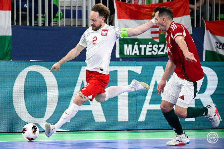 Rábl János (j) és a lengyel Michal Kubik a férfi futsal Európa-bajnokság D csoportjának első fordulójában játszott Magyarország - Lengyelország mérkőzésen a ljubljanai Stozice Arenában 2026. január 24-én. MTI/Bodnár Boglárka