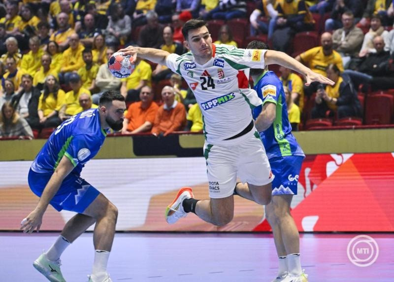 Malmö, 2026. január 25. Fazekas Gergő (k) és a szlovén Stefan Zabic (b) a dán-norvég-svéd közös rendezésű férfi kézilabda-Európa-bajnokság középdöntőjének 2. fordulójában, a II. csoportban játszott Szlovénia - Magyarország mérkőzésen a svédországi Malmö Arénában 2026. január 25-én. MTI/Hegedüs Róbert 