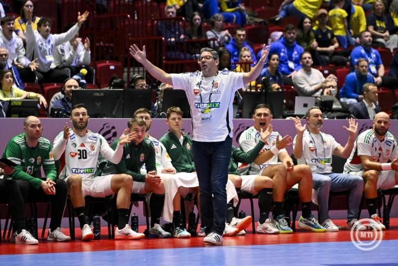 Malmö, 2026. január 25. Chema Rodríguez, a magyar válogatott szövetségi kapitánya (k) a dán-norvég-svéd közös rendezésű férfi kézilabda-Európa-bajnokság középdöntőjének 2. fordulójában, a II. csoportban játszott Szlovénia - Magyarország mérkőzésen a svédországi Malmö Arénában 2026. január 25-én. A magyar válogatott 35-32-re kikapott Szlovéniától. MTI/Hegedüs Róbert