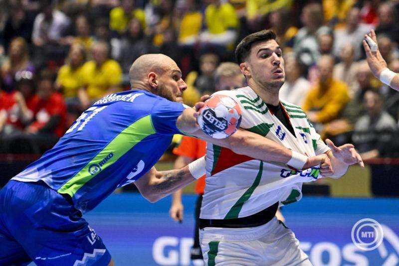 Fazekas Gergő (j) és a szlovén Borut Mackovsek a dán-norvég-svéd közös rendezésű férfi kézilabda-Európa-bajnokság középdöntőjének 2. fordulójában, a II. csoportban játszott Szlovénia - Magyarország mérkőzésen a svédországi Malmö Arénában 2026. január 25-én. MTI/Hegedüs Róbert