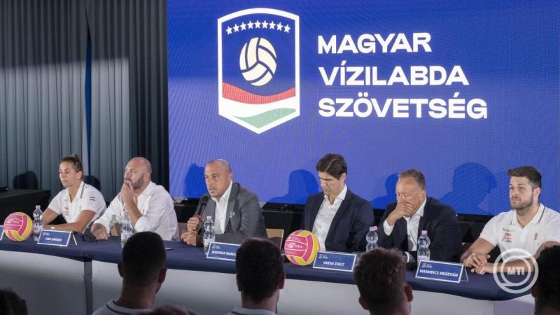 Keszthelyi Rita, a női vízilabda-válogatott csapatkapitánya, Cseh Sándor, a női vízilabda-válogatott szövetségi kapitánya, Schmidt Ádám sportért felelős államtitkár, Madaras Norbert, a Magyar Vízilabda Szövetség elnöke, Varga Zsolt, a férfi vízilabda-válogatott szövetségi kapitánya és Manhercz Krisztián, a férfi vízilabda-válogatott csapatkapitánya (b-j) a világbajnoki ezüstérmes magyar férfi és női vízilabda-válogatott sajtótájékoztatóján a Duna Arénában 2025. július 28-án. MTI/Szigetváry Zsolt