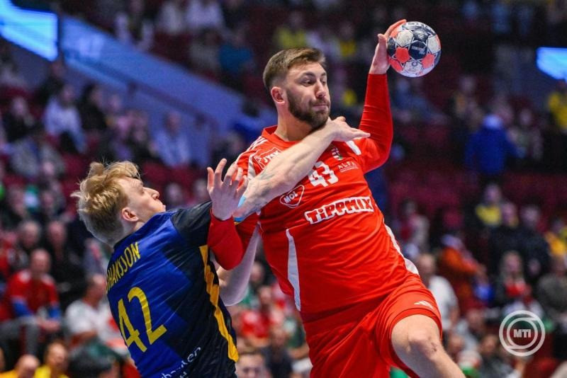 Ilic Zoran (j) és a svéd Eric Johansson a dán-norvég-svéd közös rendezésű férfi kézilabda-Európa-bajnokság középdöntőjének 3. fordulójában, a II. csoportban játszott Svédország - Magyarország mérkőzésen a svédországi Malmö Arénában 2026. január 27-én. MTI/Hegedüs Róbert