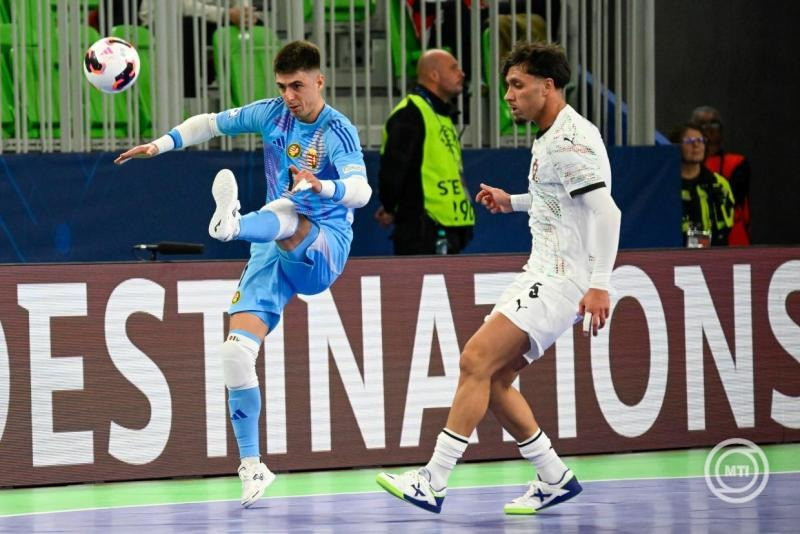 Alasztics Marcell kapus (b) és a portugál Rúben Góis a férfi futsal Európa-bajnokság D csoportjának második fordulójában játszott Magyarország - Portugália mérkőzésen a ljubljanai Stozice Arenában 2026. január 27-én. MTI/Bodnár Boglárka