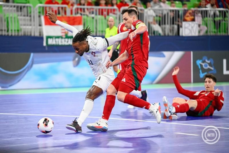 A portugál Pany Varela (b) gólt lő Rábl János mellett a férfi futsal Európa-bajnokság D csoportjának második fordulójában játszott Magyarország - Portugália mérkőzésen a ljubljanai Stozice Arenában 2026. január 27-én. MTI/Bodnár Boglárka