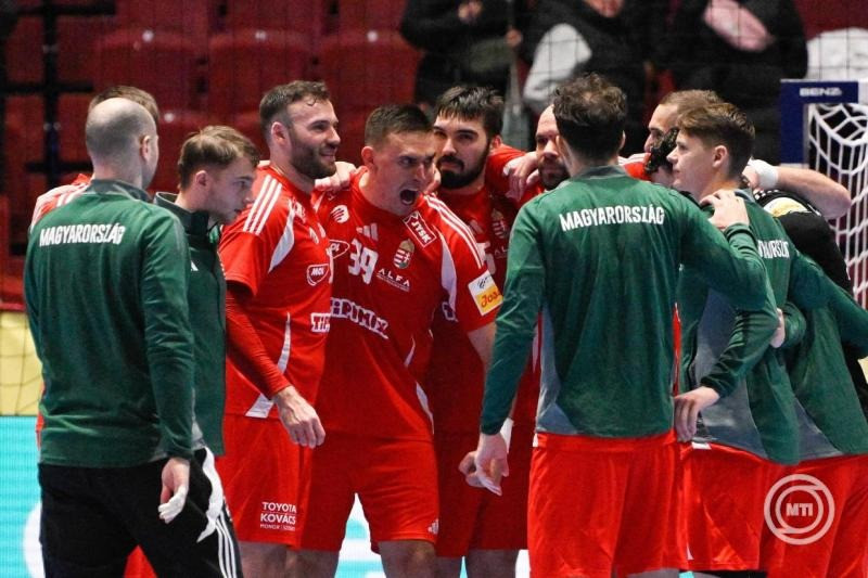 A magyar csapat tagjai a dán-norvég-svéd közös rendezésű férfi kézilabda-Európa-bajnokság középdöntőjének 3. fordulójában, a II. csoportban játszott Svédország - Magyarország mérkőzés után a svédországi Malmö Arénában 2026. január 27-én. A végeredmény 32-32. MTI/Hegedüs Róbert