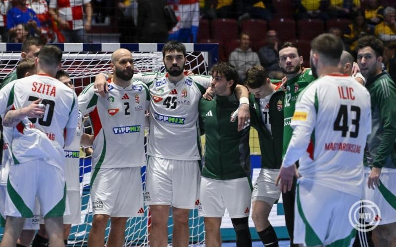 A magyar csapat tagjai a dán-norvég-svéd közös rendezésű férfi kézilabda-Európa-bajnokság középdöntőjének 4. fordulójában, a II. csoportban játszott Horvátország - Magyarország mérkőzés után a svédországi Malmö Arénában 2026. január 28-án. A magyar válogatott 27-25-re kikapott. MTI/Hegedüs Róbert