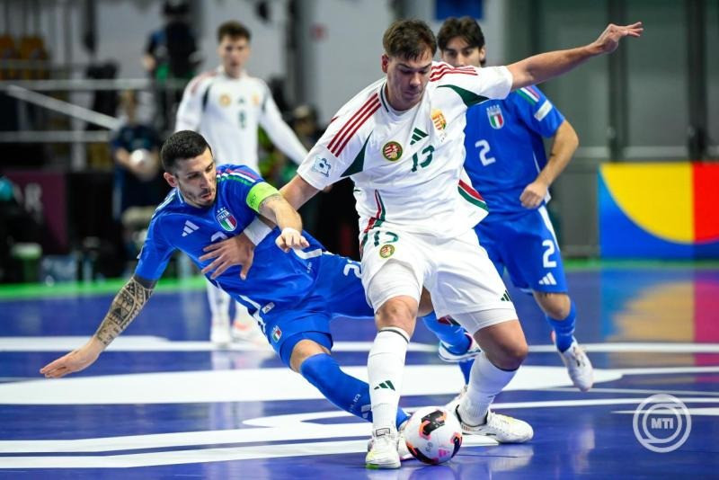Suscsák Máté (j) és az olasz Carmelo Musumeci a férfi futsal Európa-bajnokság D csoportjának 3., utolsó fordulójában játszott Olaszország - Magyarország mérkőzésen a ljubljanai Tivoli Arénában 2026. január 29-én. MTI/Bodnár Boglárka