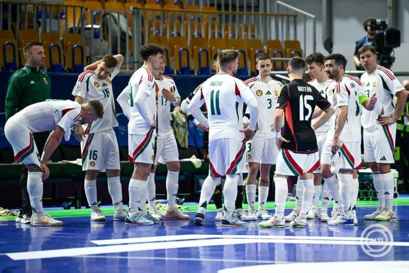 A magyar csapat tagjai a férfi futsal Európa-bajnokság D csoportjának 3., utolsó fordulójában játszott Olaszország - Magyarország mérkőzés után a ljubljanai Tivoli Arénában 2026. január 29-én. A magyar válogatott 2-2-es döntetlent játszott a kétszeres győztes Olaszországgal, de a rosszabb gólkülönbsége miatt búcsúzott a tornától. MTI/Bodnár Boglárka