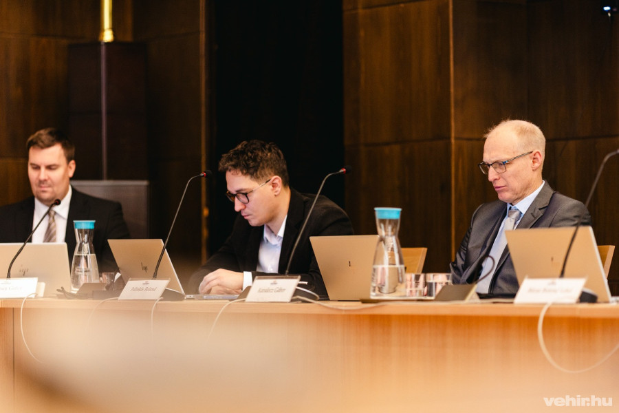 Pálinkás Roland (középen)