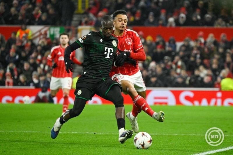 Ibrahim Cissé, a Ferencváros és Dan Ndoye, a Notthingam játékosa a labdarúgó Európa-liga alapszakaszának 8. fordulójában játszott Notthingam Forest – Ferencváros mérkőzésen az angliai Nottinghamben 2026. január 29-én. MTI/Koszticsák Szilárd