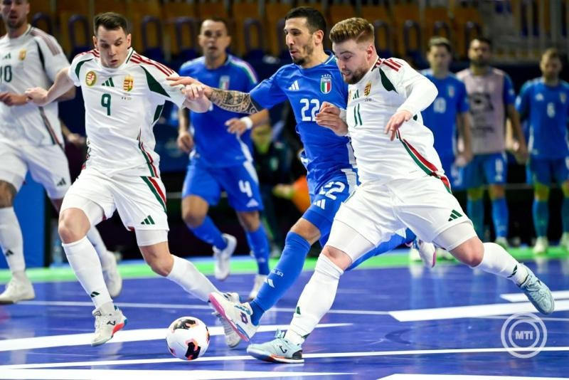 Rábl János (b) és Rutai Balázs (j) valamint az olasz Carmelo Musumeci a férfi futsal Európa-bajnokság D csoportjának 3., utolsó fordulójában játszott Olaszország - Magyarország mérkőzésen a ljubljanai Tivoli Arénában 2026. január 29-én. MTI/Bodnár Boglárka