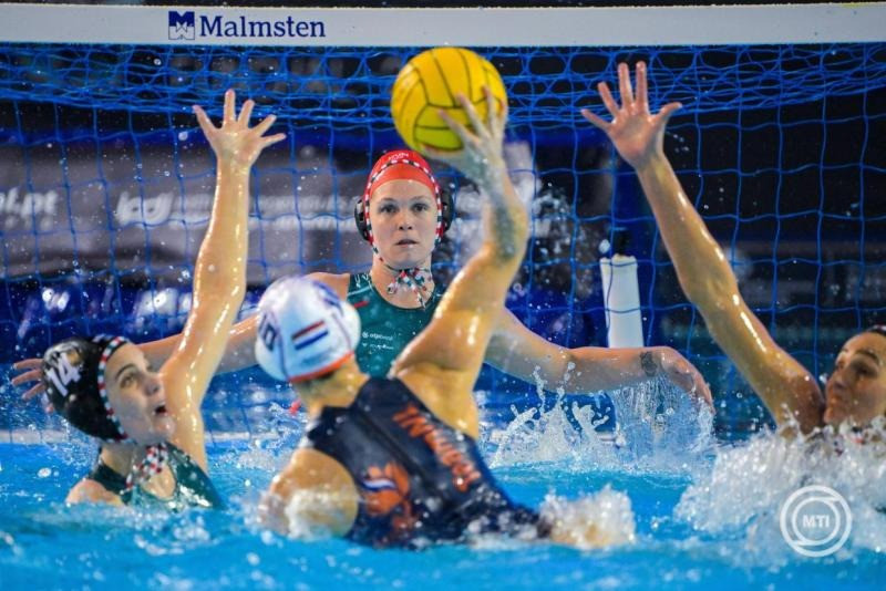 Neszmély Boglárka kapus (k) a női vízilabda Európa-bajnokság középdöntőjének első fordulójában játszott Hollandia - Magyarország mérkőzésen a funchali Olimpiai Uszodakomplexumban 2026. január 31-én. MTI/Szigetváry Zsolt