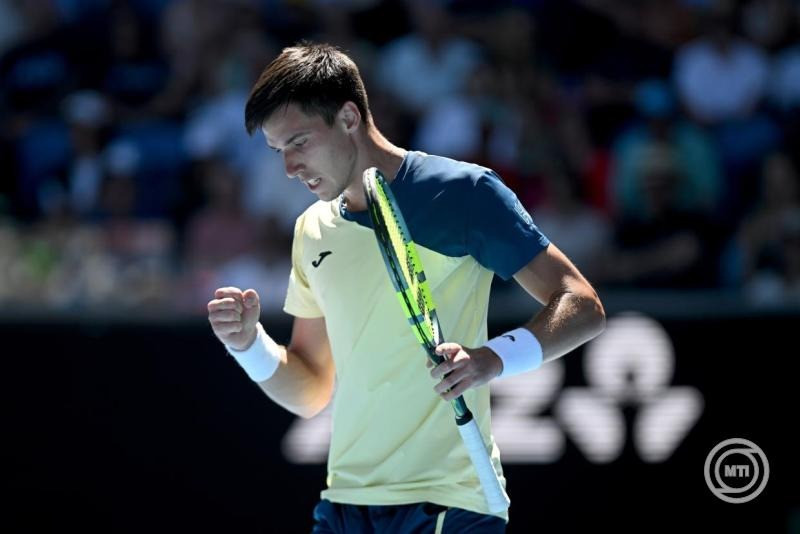 Marozsán Fábián az orosz Danyiil Medvegyev ellen játszik az ausztrál nemzetközi teniszbajnokság férfi egyesének harmadik fordulójában Melbourne-ben 2026. január 23-án. MTI/EPA-AAP/Lukas Coch