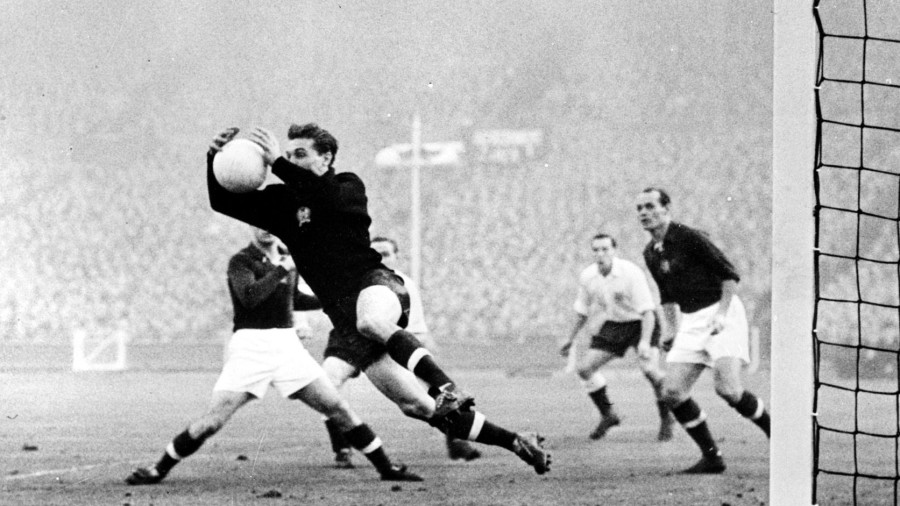 1953. november 25-én a magyar labdarúgó-válogatott világviszonylatban is hatalmas sikert ért el Angliában, a Wembley stadionban, az angol válogatottat 6:3-ra legyőzte. Az évszázad mérkőzésén a kapus Grosics Gyula véd, mögötte a jobbhátvéd Buzánszky Jenő. MTI Fotó