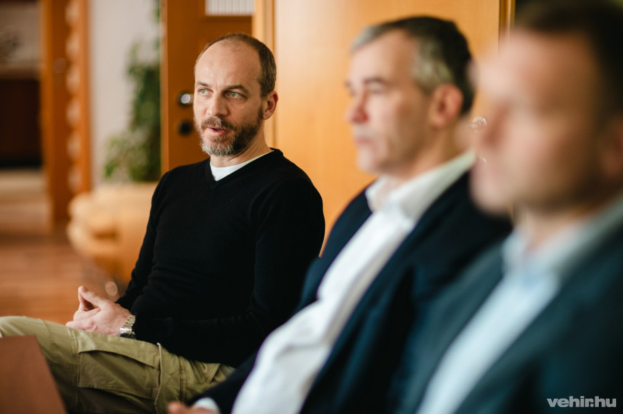 Lamos Péter (a kép baloldalán)