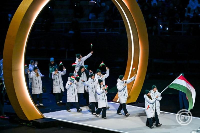 A magyar csapat érkezik a 2026-os milánói-cortinai téli olimpia megnyitóünnepségén a milánói San Siro Stadionban 2026. február 6-án. Elöl Somodi Maja (b) és Nógrádi Bence rövidpályás gyorskorcsolyázó viszi a magyar olimpiai küldöttség zászlaját. MTI/Illyés Tibor