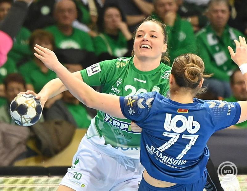 Győr, 2026. február 7. Kristina Jörgensen, a Győr (b) és Nina Knezevic, a Buducnost játékosa a női kézilabda Bajnokok Ligája B csoportjának 12. fordulójában játszott Győri Audi ETO KC-Buducnost Podgorica mérkőzésen a győri Audi Arénában 2026. február 7-én. MTI/Krizsán Csaba