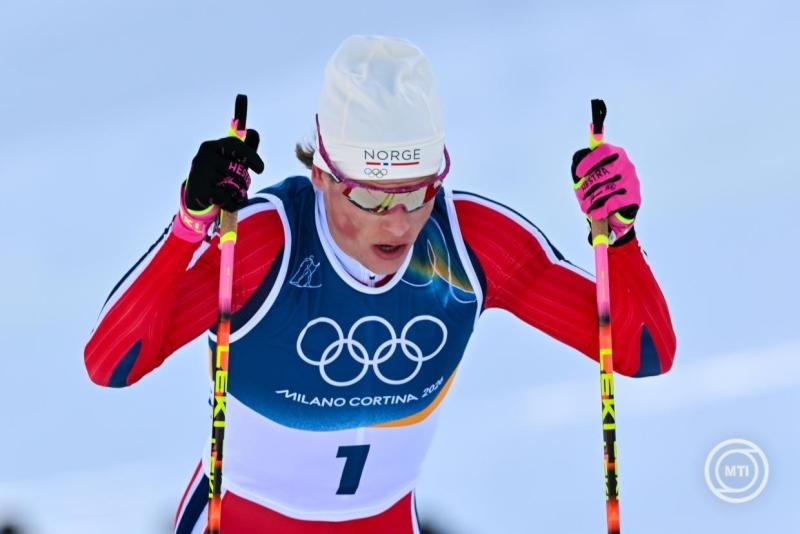 A későbbi győztes norvég Johannes Hoesflot Klaebo a 2026-os milánói-cortinai téli olimpia 10+10 kilométeres férfi tömegrajtos sífutóversenyén a Teseroi Fabio Canal Sífutó és Sílövő Központban 2026. február 8-án. MTI/Illyés Tibor