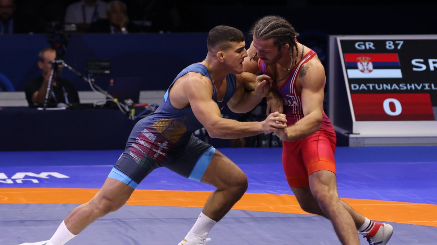 Losonczi Dávid (kékben) és a szerb Zurabi Datunashvili a belgrádi birkózó-világbajnokság kötöttfogású mezőnye 87 kilogrammos súlycsoportjának elődöntőjében 2022. szeptember 10-én.MTI/EPA/Andrej Cukic