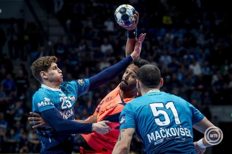 Timothey N’Guessan, a Barcelona (k), valamint Sebastian Frimmel (b) és Borut Mackovsek (j), a Szeged játékosai a férfi kézilabda Bajnokok Ligája csoportkörének 11. fordulójában játszott OTP Bank-Pick Szeged - Barcelona mérkőzésen a szegedi Pick Arénában 2026. február 18-án. MTI/Ujvári Sándor