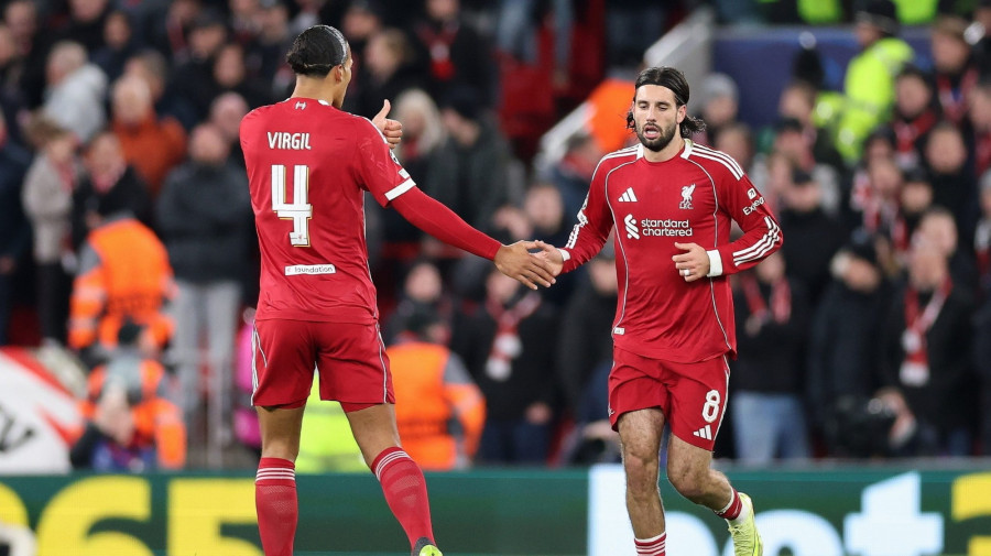 Szoboszlai Dominik, a Liverpool játékosa (j) csapattársával, Virgil van Dijkkal, miután berúgta csapata elsõ, egyenlítõ gólját a labdarúgó Bajnokok Ligája alapszakasza ötödik fordulójának Liverpool-PSV Eindhoven mérkõzésén a liverpooli Anfield Road-i Stadionban 2025. november 26-án.MTI/EPA/Adam Vaughan