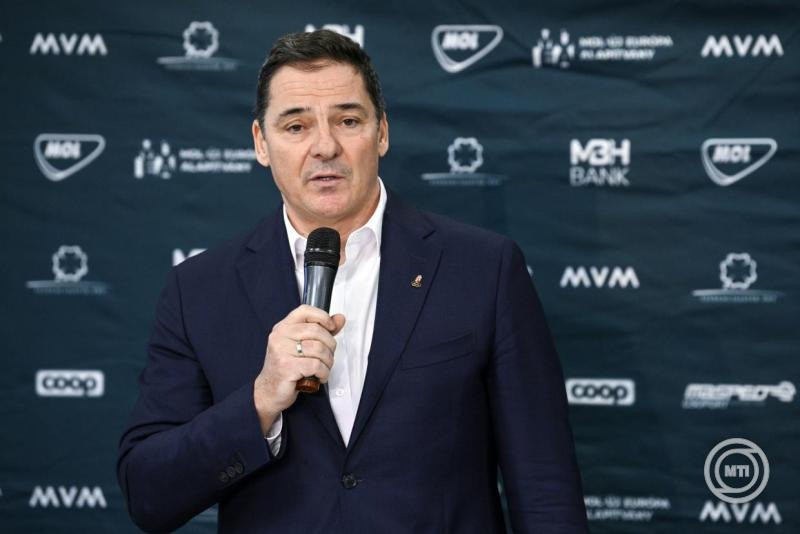 Gyulay Zsolt, a Magyar Olimpiai Bizottság (MOB) elnöke beszédet mond a milánói-cortinai téli olimpiáról hazatérő magyar olimpiai csapat sajtótájékoztatóján Budapesten, a Larus Étterem és Rendezvényközpont 2026. február 23-án. A magyar csapat 16 fővel vett részt a játékokon. MTI/Purger Tamás